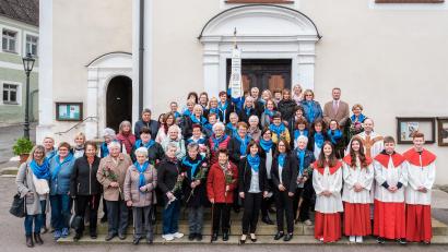 Bild: Fotostudio Digital-Scharl Haselmühl/exb 
Seit 50 Jahren gibt es den Katholischen Frauenbund in der Pfarrei St. Jakobus in Hohenburg. Das Jubiläum ist ein Anlass, langjährige Mitglieder zu ehren.