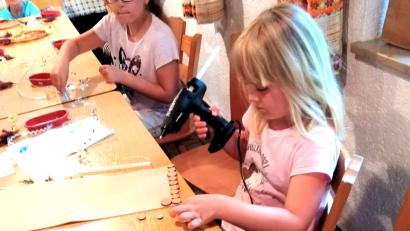 Bild: fjo
Mit Heißklebe-Pistole und selbst gesägten Stammscheiben bastelten die jungen Teilnehmer viele selbst erdachte Kompositionen.