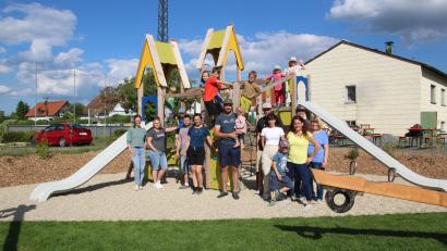 Bild: Stadt Waldershof/exb
Bürgermeisterin Margit Bayer (vorne, Vierte von links) freut sich mit den engagierten Eltern über die Fertigstellung des Spielplatzes in Poppenreuth.