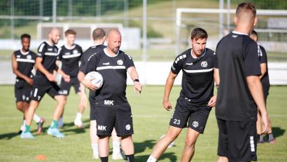 Bild: Venzl
Trainer Markus Kipry (Dritter von rechts) bat die Spieler der DJK Gebenbach am Dienstagabend zum Anschwitzen.