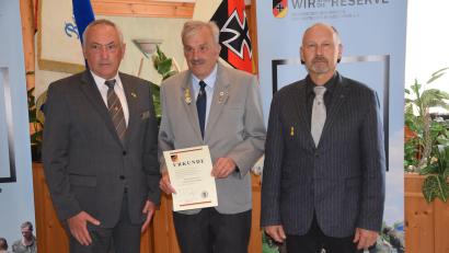 Bild: Gürster/exb
Für 55 Jahre Mitgliedschaft beim Reservistenverband wurde Wolfgang Richthammer (Mitte) geehrt. Dazu gratulierten ihm der stellvertretende Landesvorsitzende Werner Gebhard (links) und der Bezirksvorsitzende Manfred Zettl.