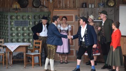 Bild: wku
Mit "Der dalkerte Bou" spielt das vor 44 Jahren gegründete Bauerntheater Königstein ein Stück, das einst ihr erster Dreiakter war. Auf der Bühne von links: Günter Seibold, Ben Luber, Linda Hirsch, Jürgen Renner, Lisa Nübler, Hans Jürgen Pirner und Angela Brunner.