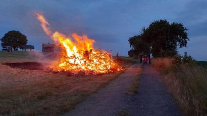 Bild: ror
Nach zweijähriger Coronapause entzündet die Muglhofer Feuerwehrjugend beim Birnbäuml wieder ein Sonnwendfeuer.