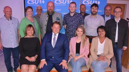 Bild: jr
Das Vorstandsteam der CSU Mitterteich: Sitzend von links Christine Ernstberger, Stefan Grillmeier, Franziska Zeidler und Alexandra Weiß. Stehend (von links) Hubertus Krämer, Irmgard Zintl, Alois Häckl, Holger Paschedag, Florian Krieglsteiner, Johannes Schaumberger, Matthias Weiß, Josef Schwägerl und Fabian Weinberger.