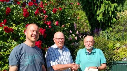 Bild: wku
Königsteins Bürgermeister Jörg Kaduk (links) und Gerhard Horn (rechts) vom Landesbund für Vogelschutz würdigten Horst Leibs Engagement, der über 1000 Nistkästen für Vögel gebaut hat.