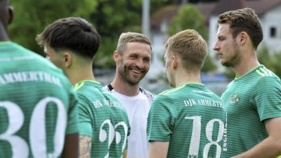 Archivbild: Hubert Ziegler
Jürgen Schmid (Mitte), Trainer der DJK Ammerthal, hat in den nächsten Tagen drei Testspiele vor sich.