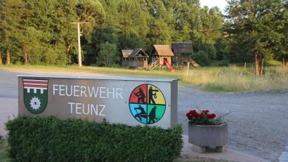Bild: frd
Die Gäste genossen einen langen Abend im Schein des Johannisfeuers auf dem alten Sportplatz.
