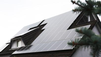 Archivbild: Gabi Schönberger
PV-Dächer gibt es bereits jede Menge in Weiden. Balkonkraftwerke dagegen noch nicht. Das soll sich jetzt ändern.