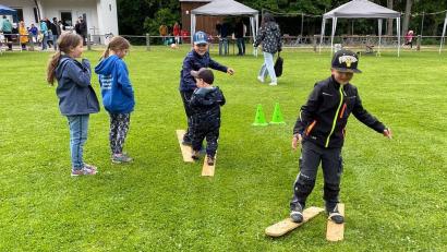 Bild: bgm
Ob Grasskifahren oder Schubkarrenrennen – Spaß hatten die Kids der Kindertagesstätte St. Franziskus an alle Stationen.