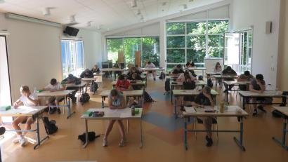 Bild: jzk
23 Schülerinnen und Schüler der Abschlussklasse M10 der Mittelschule Kemnath unterzogen sich im Mehrzweckraum der Grundschule den schriftlichen Prüfungen für den Mittleren Schulabschluss.