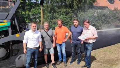 Bild: soj
Bürgermeister Wolfgang Söllner (von links) dankte Albert Hofmann (Bautechniker VG Neusorg), Oliver Holmer (Bauleiter Firma Hilgarth), Christopher Kropf (Juniorchef Firma Kropf) und Richard Schicker (Bauleiter Firma Kropf) für die Vorarbeit und Ausführung der Sanierung der Straße „Zur Haltestelle“.