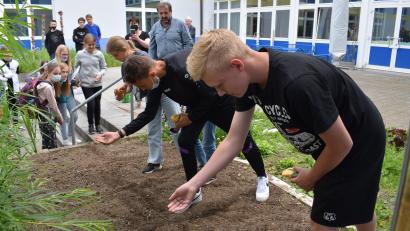 Bild: bnr
Die Aussaat der Samenkörner will gelernt sein. Wildlebensraumberater Balduin Schönberger zeigte den Schülern der Naabtal-Realschule, wie es richtig gemacht wird.