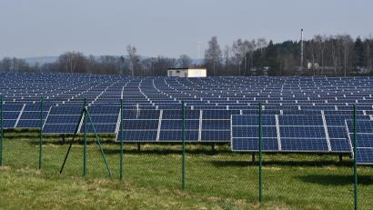 Symbolbild: sche
Sollen Freiflächen für Photovoltaik genutzt werden? Das Thema ist auch im Stadtrat Bärnau trotz eines Grundsatzbeschlusses noch nicht ausgestanden.