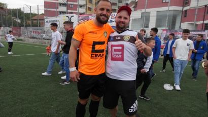 Bild: Stingl
Martin Stingl (rechts) und ein Spieler des FK Ballkani. DerGroundhopper besuchte bei seiner Balkan-Rundfahrt auch jenes Spiel, in dem der FK Ballkani Meister des Kosovo wurde.