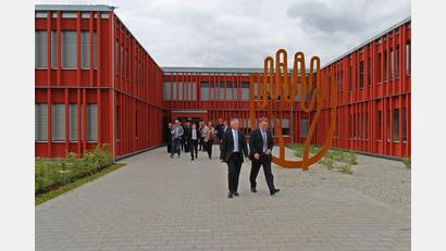 Archivbild: Norbert Grüner
Zur Einweihung des Amtes für Ländliche Entwicklung in Tirschenreuth war im Jahr 2013 unter anderem der damalige Staatsminister Helmut Brunner (CSU) gekommen. Jetzt ´klagt die CSU über eine falsche Einschätzung des Ifo zur Behördenverlagerung.