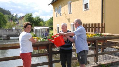 Bild: pop
Karl Scheuerer kümmert sich schon seit 40 Jahren um den Blumenschmuck an der Hammerbrücke. Hier zusammen mit den beiden Vorsitzenden des Ortsverschönerungs- und Gartenbauvereins Schmidmühlen, Petra Tischler und Bernhard Tischler.