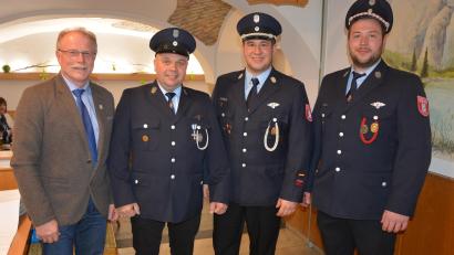 Bild: jr
Neuer Kommandant der Feuerwehr Neudorf-Rosenbühl ist Martin Wölfl (Zweiter von links). Er löst Markus Stock (Zweiter von rechts) ab, der vier Jahre das Amt innehatte. Vorsitzender Andreas Häckl (rechts) und Bürgermeister Max Bindl gratulierten dem Nachfolger und dankten dem bisherigen Kommandanten für seine Arbeit.