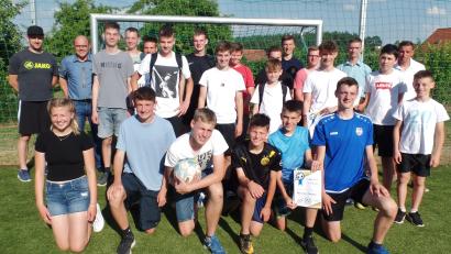 Bild: br
Vier Mannschaften standen sich beim Kleinfeldfußballturnier als Premiere auf dem Kunststoffrasenplatz gegenüber. Unser Bild zeigt die am Turnier angetretenen Mannschaften, (vorne knieend) als Sieger die Kicker von „namenlos grandios“ sowie (hinten von links), Familienbeauftragter Dr. Markus Seufert und Bürgermeister Johannes Schmid.