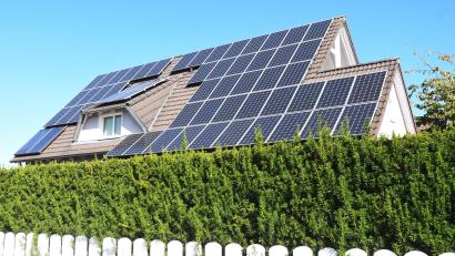Symbolbild: Gabi Schönberger
Nicht jeder kann ein Dach mit Solarmodulen vollpflastern. Aber alle, die zumindest eine Terrasse haben, können mit Sonnenenergie Strom erzeugen.
