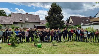Bild: Umweltstation Waldsassen/exb
Gemeinsam mit der Umweltstation Waldsassen und dem Obst- und Gartenbauverein erschaffen die siebten Klassen eine knapp 30 Meter lange Hecke auf ihrem Schulholf.