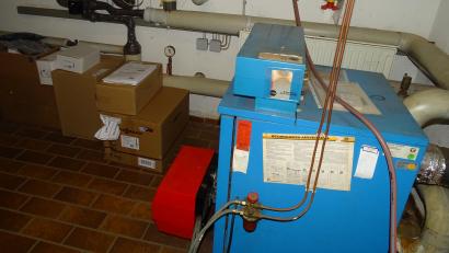 Bild: Houschka
Die Ölheizung im Rathaus der Gemeinde Fensterbach: Wegen ihrer Erneuerung nach 35 Jahren wird es nun kein Bürgerbegehren und auch keinen Bürgerentscheid geben. Allerdings kann ein in diese Richtung gehender Gemeinderatsbeschluss beim Verwaltungsgericht Regensburg angefochten werden.