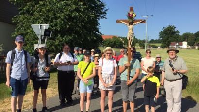 Bild: Michaela Panzer/exb
Einige der Pilger der Pfarrei Mitterteich, die sich von Mammersreuth aus zu Fuß auf den Weg nach Maria Loreto machten.