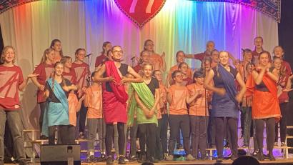 Bild: Angelika Würner/exb
Mit dem farbenprächtigen Musical "77" begeisterten "Go Church Oberpfalz" und der Verein Adonia das Publikum.