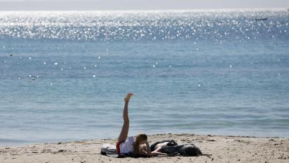Bild: Clara Margais/dpa
Ein Blick ins europäische Ausland zeigt: Trotz zumeist steigender Fallzahlen sind die Corona-Maßnahmen weitgehend aufgehoben.