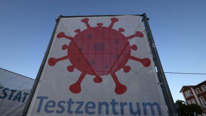 Symbolbild: Bernd Wüstneck/dpa
In ganz Deutschland wurden an die kommerziellen Betreiber der Teststationen schon 10,5 Milliarden Euro ausgezahlt.