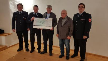 Bild: gi
Im Namen des Kriegervereins überreicht Vorsitzender Hans Höcker (Mitte) eine Spende in Höhe von 1000 Euro. Der Vorsitzende der Wehr, Christoph Hanauer (rechts), und erster Kommandant Peter Hartinger (links) dankten im Namen der Wehr. Mit dabei auch die beiden Vereinskassiere Klaus Hartinger und Karl Meiller.