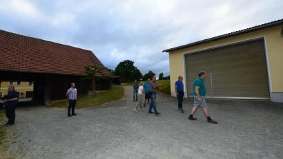 Bild: bey
Ortstermin für den Gemeinderat in Kotzenbach. Links das Tor des Stadels, durch das die Lkw beim An- und Abtransport von Holz bzw. Dachstühlen fahren müssten.