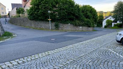 Bild: Eichl
Tempo 30 gilt demnächst in ganz Störnstein: Wichtig sei das vor allem auch für exponierte Stellen wie zum Beispiel vor der Kirche, in denen sich Autofahrer in die Hauptstraße hineintasten müssen, sagen die Antragsteller von FW, FBL und CSU.