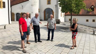 Bild: mis
Vorsitzender Stefan Sauerer, Kassier Jürgen Wicha, Vorstandsmitglied Karl Beer, Beisitzer Max Meier und Zweite Bürgermeisterin Irene Ehemann vor dem Stadtmuseum Zehentstadl in Nabburg. Mit Führungen des Fremdenverkehrsvereins, wie Irene Ehemann sie anbietet, bekommt man noch einiges mehr von der Stadt zu sehen.