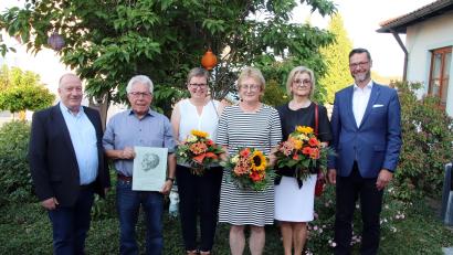 Bild: jma
Ehrungen bei der Raiffeisenbank Auerbach-Freihung: (von links) Vorstandsvorsitzender Frank-E. Kirchhof, Rudolf Grimm (50 Jahre Mitglied), Karin Hoffmann und Regina Dehling (beide seit 40 Jahren Mitarbeiterinnen), Aufsichtsratsvorsitzende Eva Birkmüller und Vorstandsmitglied Michael Sommer.