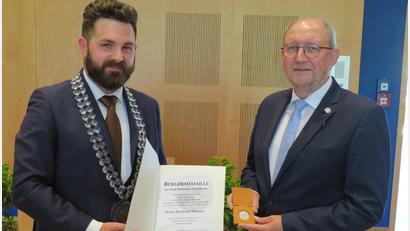 Bild: adj
Bürgermeister Sebastian Dippold (links) überreicht die Ernennungsurkunde und Medaille an Bernhard Knauer (rechts).