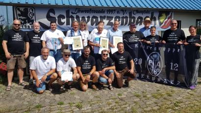 Bild: rs
Die Löwenfreunde Schwarzenbach und die Reisegruppe Oberpfalz zusammen mit Bürgermeister Thorsten Hallmann (stehend, Vierter von rechts) und den Gästen vom TSV 1860 München, Päsident Robert Reisinger, Vizepräsident Hans Sitzberger und Fanbeauftragter Christina Poschet (stehend, von rechts mit Urkunden),. Dder langjährige Vorsitzende Michael Thumfart (vorne, Zweiter von links) wurde zum Ehrenmitglied der Löwenfreunde ernannt.