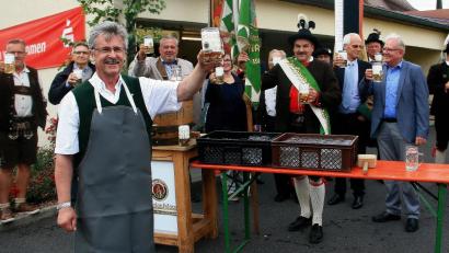 Archivbild: wro
Das erste Bierfass wird am Samstag gegen 19 Uhr angezapft. Diese Aufgabe übernimmt Bürgermeister Wolfgang Braun (vorne links). Zuletzt fand das Bürgerfest im Juni 2018 statt. Mit dabei die Andreas-Hofer-Schützen aus der Partnergemeinde Sankt Leonhard im Passeiertal.