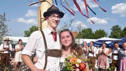 Bild: no
Das glückliche Oberkirwapaar Luis Knarr und Sarah Müller umsäumt von den Moilan und Boum, die ihnen Beifall spenden.