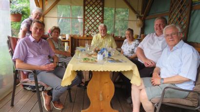 Bild: adj
In der Gartenlaube begrüßte Werner Spiesmacher die Gratulanten zu seinem 80. Geburtstag. Von rechts: Werner Spiesmacher, Pfarrer Ulrich Gruber, Waltraud und Alfons Barth, Ursel Fischelmayer, Gerda Spiesmacher und Bürgermeister Ernst Schicketanz