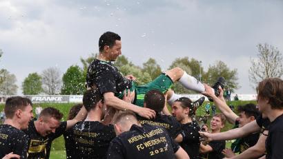 Archivbild: gb
Die Akteure des FC Weiden-Ost ließen Spielertrainer Florian Schrepel beim Gewinn der Meisterschaft in der Kreisliga Nord hochleben. Feiern die Ostler auch beim Erdinger-Meister-Cup?