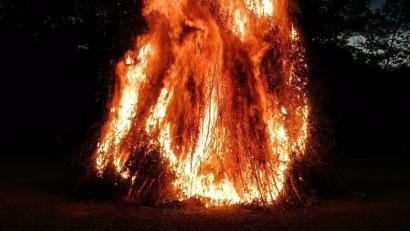 Bild: David Herrmann/exb
Das Johannisfeuer der Kolpingsfamilie loderte in diesem Jahr auf dem Festplatz.