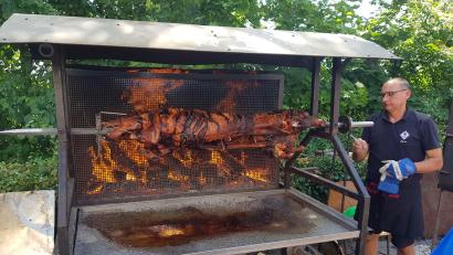 Bild: Tobias Gräf
Die Sau am Spieß war das kulinarische Highlight auf der Heimkirwa der DPSG. Küchenchef Peter Zimmermann hat es mit seinen GSG-Helfern neun Stunden lang zubereitet.