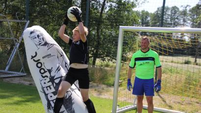 Bild: kro
Der zwölfjährige Emil Berger (SpVgg Bayreuth) zeigte schon tolle Ansätze. Huberth Rosner schaute genau hin.