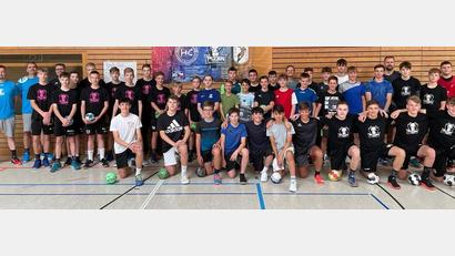 Bild: Weigl/exb
Gemeinsames Bild nach einem gemeinsamen Trainingswochenende: Die C- und B-Jugend-Handballer aus Pilsen und Sulzbach-Rosenberg.