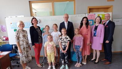 Bild: fpoz
Die ukrainischen Kinder der Willkommensgruppe mit (hinten, von links) Natalija Messer, Schulleiterin Johanna Reger, Regierungspräsident Walter Jonas, Bürgermeisterin Margit Bayer, Schulamtsdirektorin Martina Puff und Abteilungsdirektor Thomas Unger.