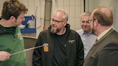 Bild: Gilch/exb
Viele Köche verderben vielleicht den Brei, aber viele Brauer aus dem Landkreis sind stolz auf ihr erstes flüssiges Gemeinschaftswerk. Ludwig Koch, Johannes Püttner und Ludwig Würth (von links) verkosten zusammen mit Landrat Andreas Meier das Festbier zum 50. Geburtstag des heutigen Landkreises Neustadt/WN:
