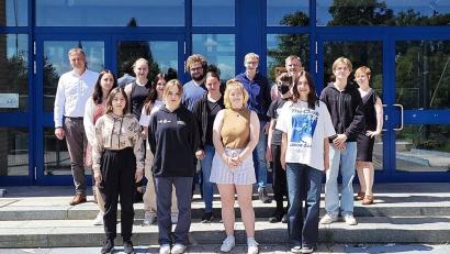 Bild: Andreas Fröhlich/exb
Schulleiter Christian Schwab, Raphael Haubelt und Nadine Zintl freuten sich mit den Schülern über das erfolgreiche Abschneiden beim Europäischen Wettbewerb.