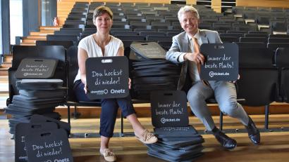 Bild: scm
Viola Vogelsang-Reichel überreicht dem Präsidenten der Ostbayerischen Technischen Hochschule Amberg-Weiden, Clemens Bulitta, 350 Sitzkissen.