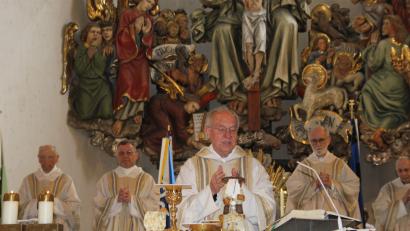 Bild: ads
Mit befreundeten Priestern mit Pfarrer Bruno Todt, Pfarrer Markus Brunner von St. Georg, Pfarrer Johannes Lang und Pfarrer Josef Frey feierte Pfarrer Ludwig Gradl (Mitte) sein Priester- und Geburtstagsjubiläum.