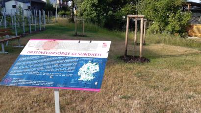 Bild: KAB Kulmain/exb
Die Schautafel „Daseinsvorsorge Gesundheit“ des Geh-Denk-Wanderweges steht vor dem Alten Feuerwehrgerätehaus.